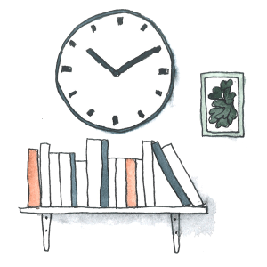 Väggklocka ovanför en bokhylla och en liten tavla.