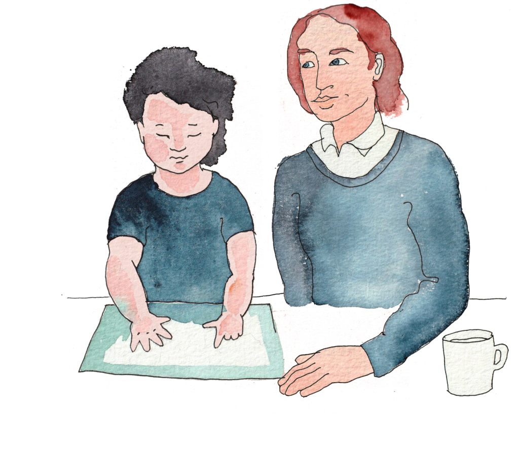 En lärare som hjälper en elev med skolarbetet.